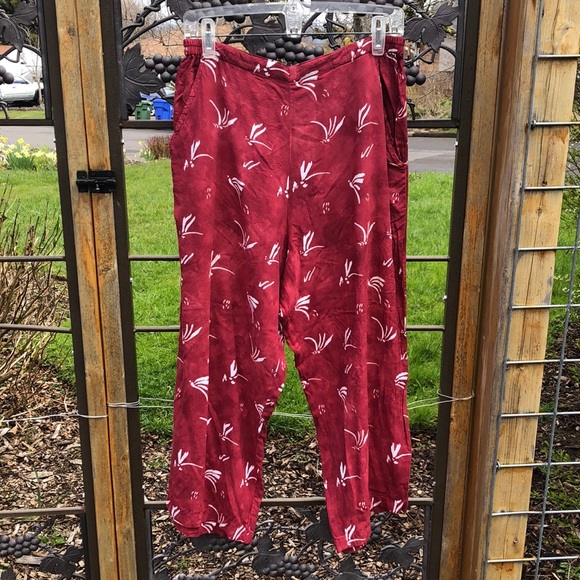 TravelSmith red print rayon loose fitting crop pants size L - Picture 1 of 4